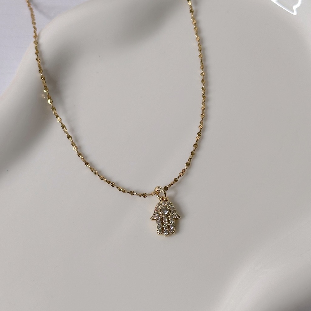 Elegant Gold Necklace with Hamsa Pendant